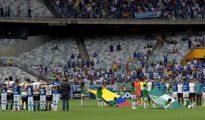 Los jugadores del Cruzeiro y el Corinthians, durante el minuto de silencio por los futbolistas del Chapecoense