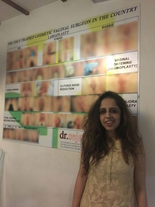 La ginecóloga Sejal Ajmera-Desai y un cartel que promociona sus cirugias