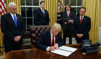 Con la firma del decreto, Trump avanza en su plataforma antiglobalización y proteccionista