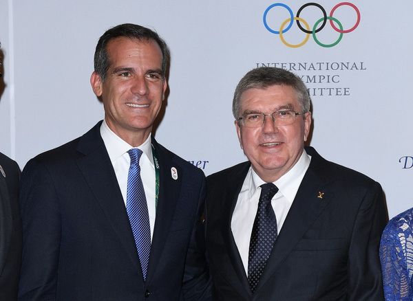 Eric Garcetti, alcalde de Los Angles, junto a Thomas Bach, presidente del COI