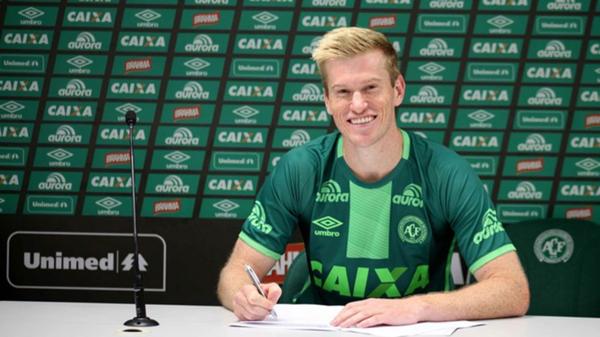 El defensor Douglas Grolli, que ya jugó en el Chapecoense, regresó al ser cedido por Cruzeiro