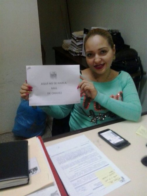 Una empleada pública venezolana sostiene el polémico cartel