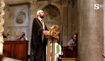 El imán Sali Salem recita el Corán en la iglesia de Santa Maria in Trastevere, Roma, el 31 de julio de 2016. (Imagen tomada de un vídeo de La Stampa)