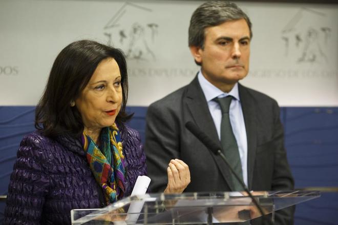 Margarita Robles, junto con el también diputado socialista Pedro Saura, en rueda de prensa.