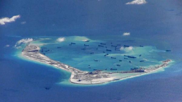 Movimientos de naves chinas cerca de las Spratly Islands en el Mar Meridional en una foto de archivo de la Marina estadounidense del 21 mayo de 2015