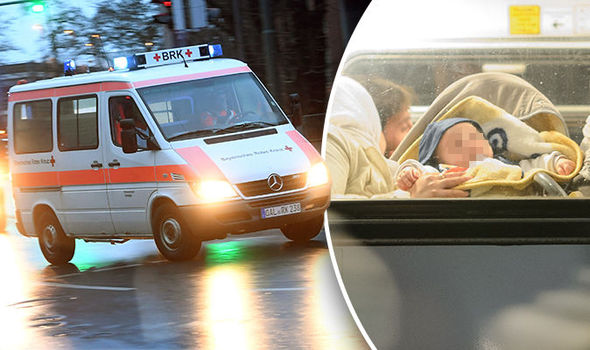 Una ambulancia traslada al bebé de un año golpeado por los sirios.