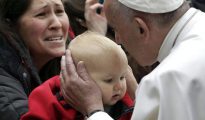 El Papa besa a un niño durante su visita a Suecia.
