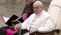 El papa Francisco (d) preside la audiencia general de los miércoles en el Aula Nervi en el Vaticano
