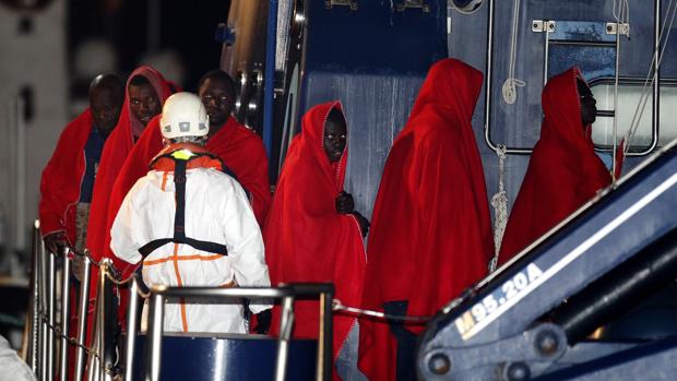 32 inmigrantes, ayer, tras ser rescatados en otra operación de Salvamento Marítimo