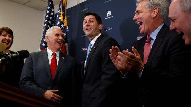 Mike Pence junto a los legisladores republicanos que empezarán derogando el Obamacare Mike Pence junto a los legisladores republicanos que empezarán derogando el Obamacare
