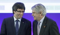 El ministro de Asuntos Exteriores y Cooperación, Alfonso Dastis Quecedo (d), y el presidente de la Generalitat, Carles Puigdemont, durante la inauguración del foro euromediterráneo