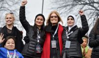 Linda Sarsour, a la derecha de la imagen, en la marcha de las mujeres contra Donald Trump.