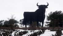 El toro de Osborne, cubierto de nieve