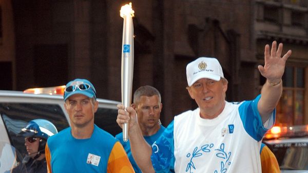 En 2004, Donald Trump portó la antorcha olímpica antes de los Juegos de Atenas