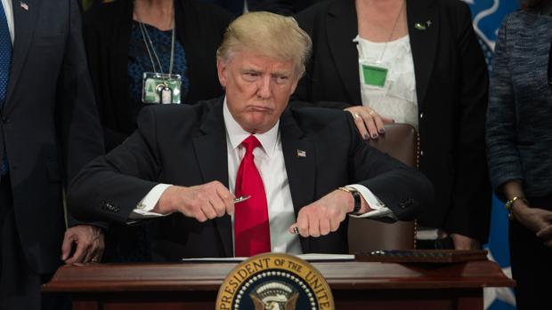 El presidente de Estados Unidos, Donald Trump, a punto de firmar la orden ejecutiva que aprueba la construcción de un muro entre su país y México