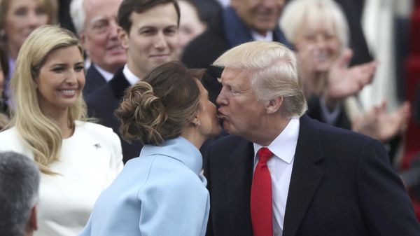 El presidente saluda a su esposa, la ahora primera dama Melania Trump 