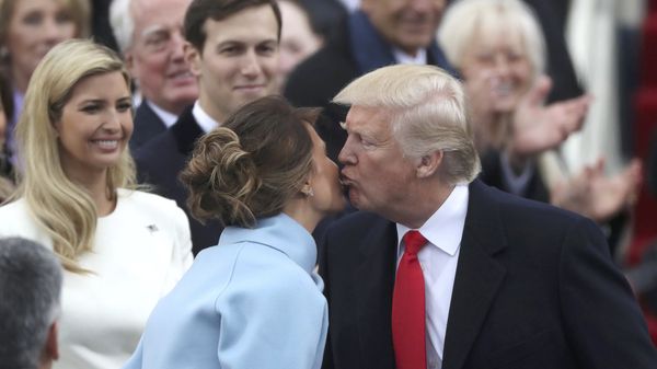 El presidente saluda a su esposa, la ahora primera dama Melania Trump