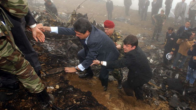 El exministro de Defensa Federico Trillo en el lugar del accidente.