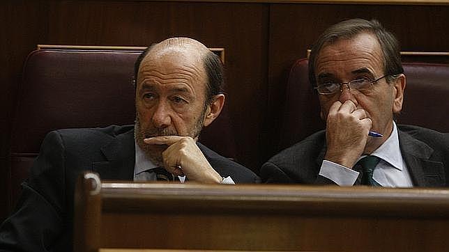 Alonso (d) y el ex líder socialista, Alfredo Pérez Rubalcaba
