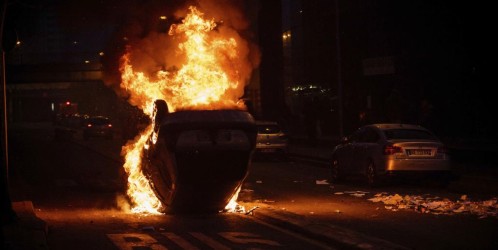 Un coche en llamas tras los disturbio en Bobigny Leer más: Un adolescente salva a una niña de un coche incendiado en los disturbios de París 