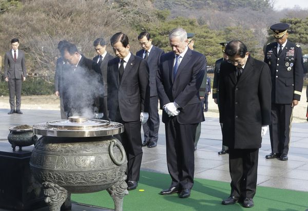 Otro momento de la visita de James Mattis a Corea del Sur
