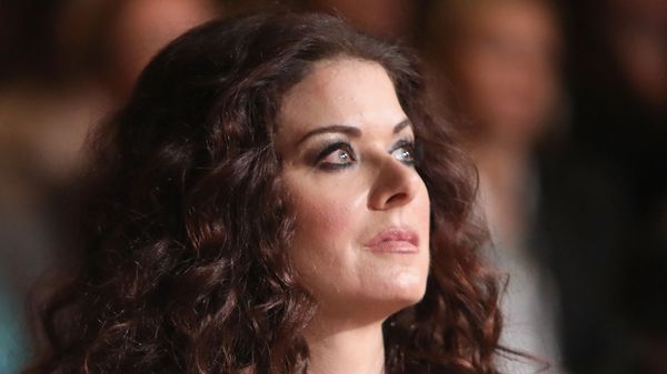 Debra Messing acusó al cineasta Alfonso Arau de acoso sexual