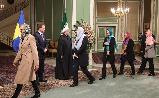 Ministras feministas suecas durante una recepción en Teherán.