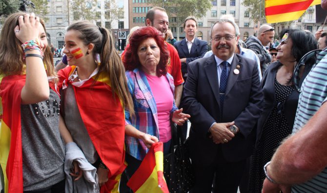 Gerard Bellalta, rodeado de patriotas catalanes, en la plaza de Cataluña