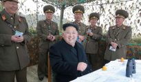 El líder norcoreano suele fotografiarse visitando a los militares cuando realizan ejercicios