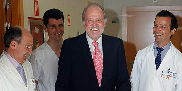 Don Juan Carlos, tras ser operado de la rodilla en junio de 2011.