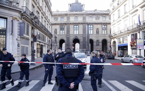 Fuerte dispositivo policial en los aledaños del Louvre tras el ataque 