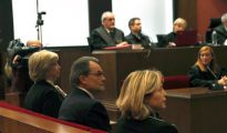 El expresidente catalán Artur Mas, junto a las exconselleras Joana Ortega (izq.) e Irene Rigau (dcha.), en la sala del Tribunal Superior de Justicia de Cataluña