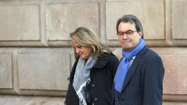 Artur Mas, y su esposa Helena Rakosnik