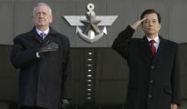 El secretario de Defensa de EEUU James Mattis junto con su homólogo de Corea del Sur Han Min Koo este viernes en Seúl