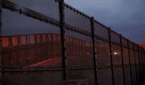 Muro que divide a Estados Unidos y México cerca a la paso fronterizo en San Isidro, California.