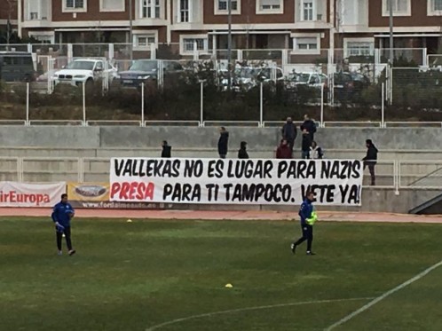 Pancarta en el campo del Rayo con Zozulya