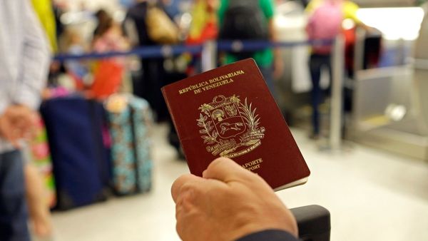 Miles de venezolanos ya se vieron afectados por la falta de material para los pasaportes