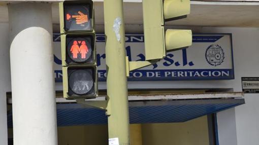 Semáforo de la localidad gaditana de San Fernando con figuras del mismo sexo agarradas de la mano - LA VOZ
