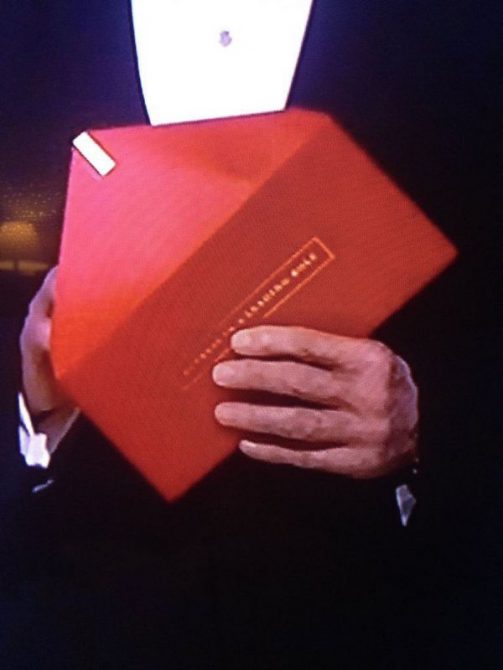 El sobre entregado a los presentadores (Captura de pantalla)