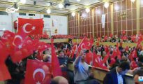 Cientos de expatriados turcos en Alemania, en un mitin celebrado en marzo de 2016 y en el que intervino el ministro turco de Deportes, Akif Cagatay Kilic. (Imagen tomada de un video de Deutsche Welle).