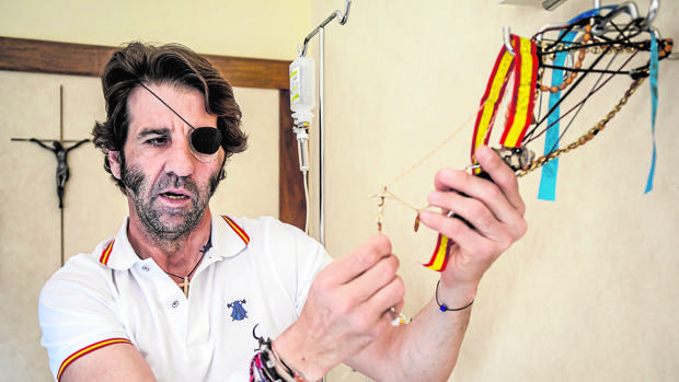 Juan José Padilla muestra las medallas que besa antes de cada faena