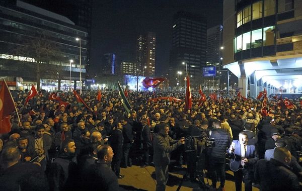 Una multitud se congrega frente al consulado turco en Róterdam para recibir a la ministra de Asuntos Familiares Fatma Betul Sayan Kaya