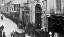 Largas colas a las puertas del Ateneo, en el año 1922, para escuchar una charla de Unamuno (foto ABC)