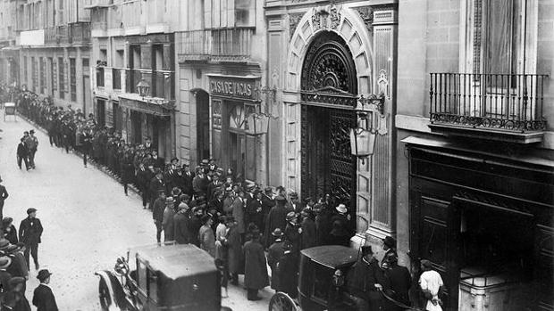 Largas colas a las puertas del Ateneo, en el año 1922, para escuchar una charla de Unamuno (foto ABC)