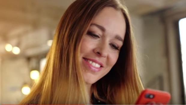 Beth, en el anuncio de CatalApp