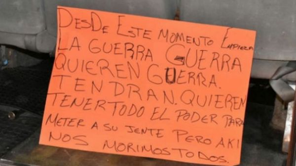 La cartulina hallada junto a la camioneta