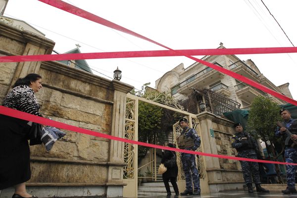Fuerzas de seguridad iraquíes resguardan una iglesia en Bagdad para la misa de Navidad