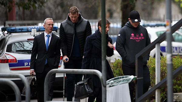 Los jugadores del Grenoble FC llegan a la comisaria acompañado por sus abogados 