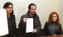 Pablo Iglesias, acompañado por la tuitera Cassandra Vera, una joven investigada por enaltecimiento del terrorismo, y la diputada por La Rioja de la formación morada, Sara Carreño