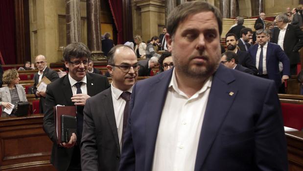Carles Puigdemont, Jordi Turull y Oriol Junqueras, en el Parlamento de Cataluña 